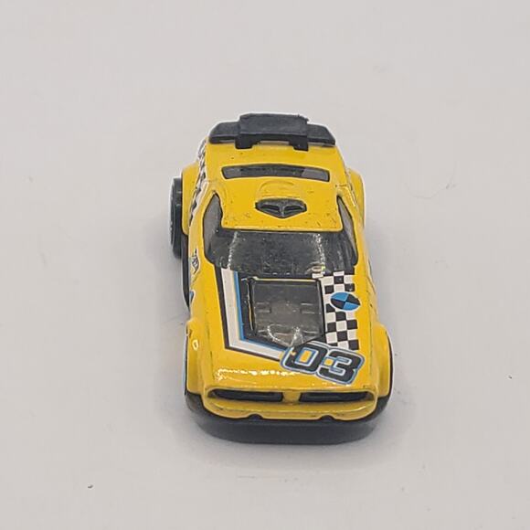 Hot Wheels Fast Fish Stunt Team 03 Yellow Car - Picture 2 of 5